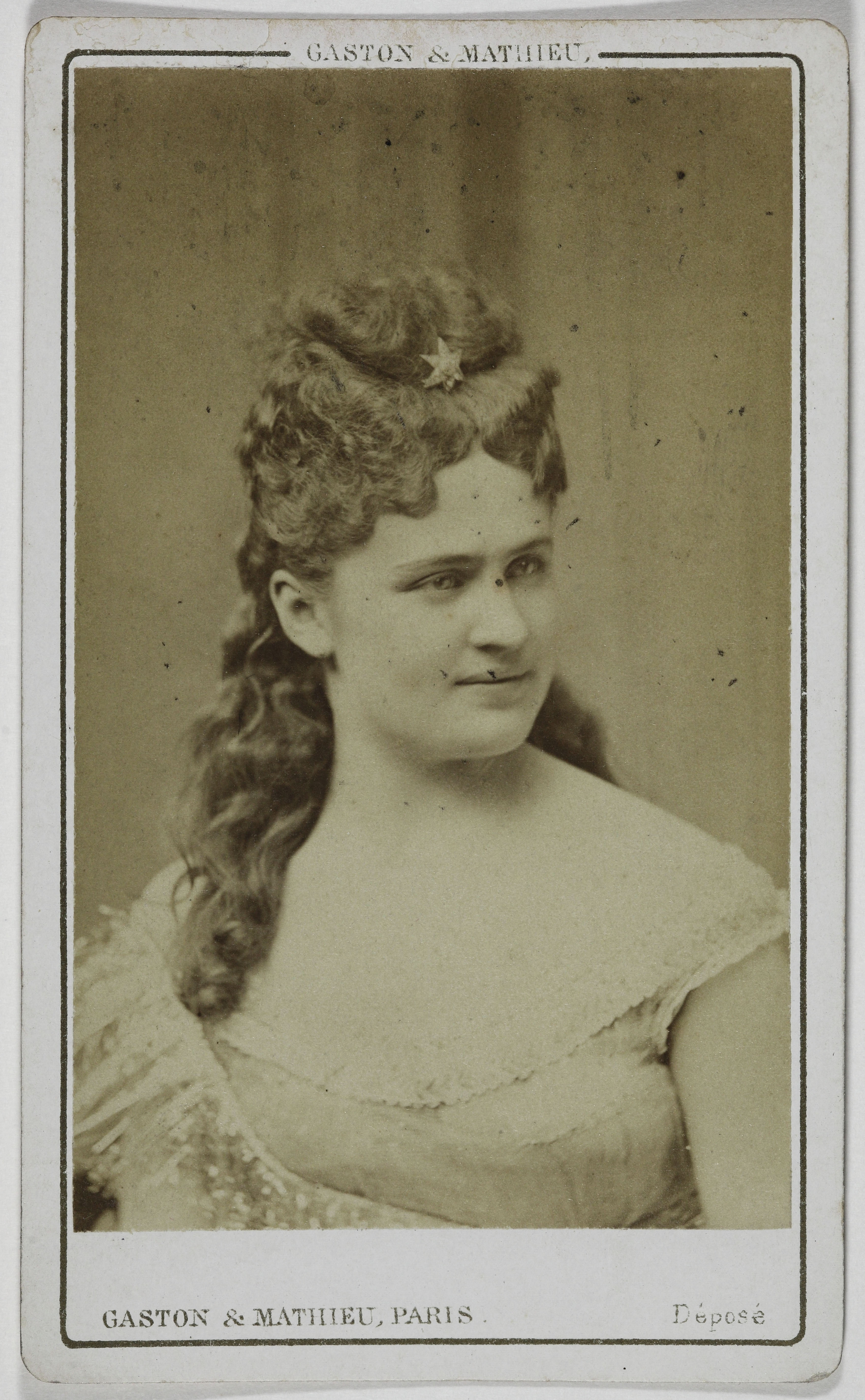 Gaston & Mathieu, Portrait d'Angèle, (actrice)