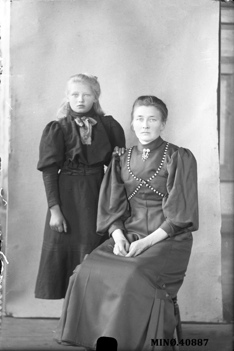 Oscar Holte, Portrett av kvinne og jente - Ingeborg (født 1899) og Kari Borkhus (født Dalflyen 1877)