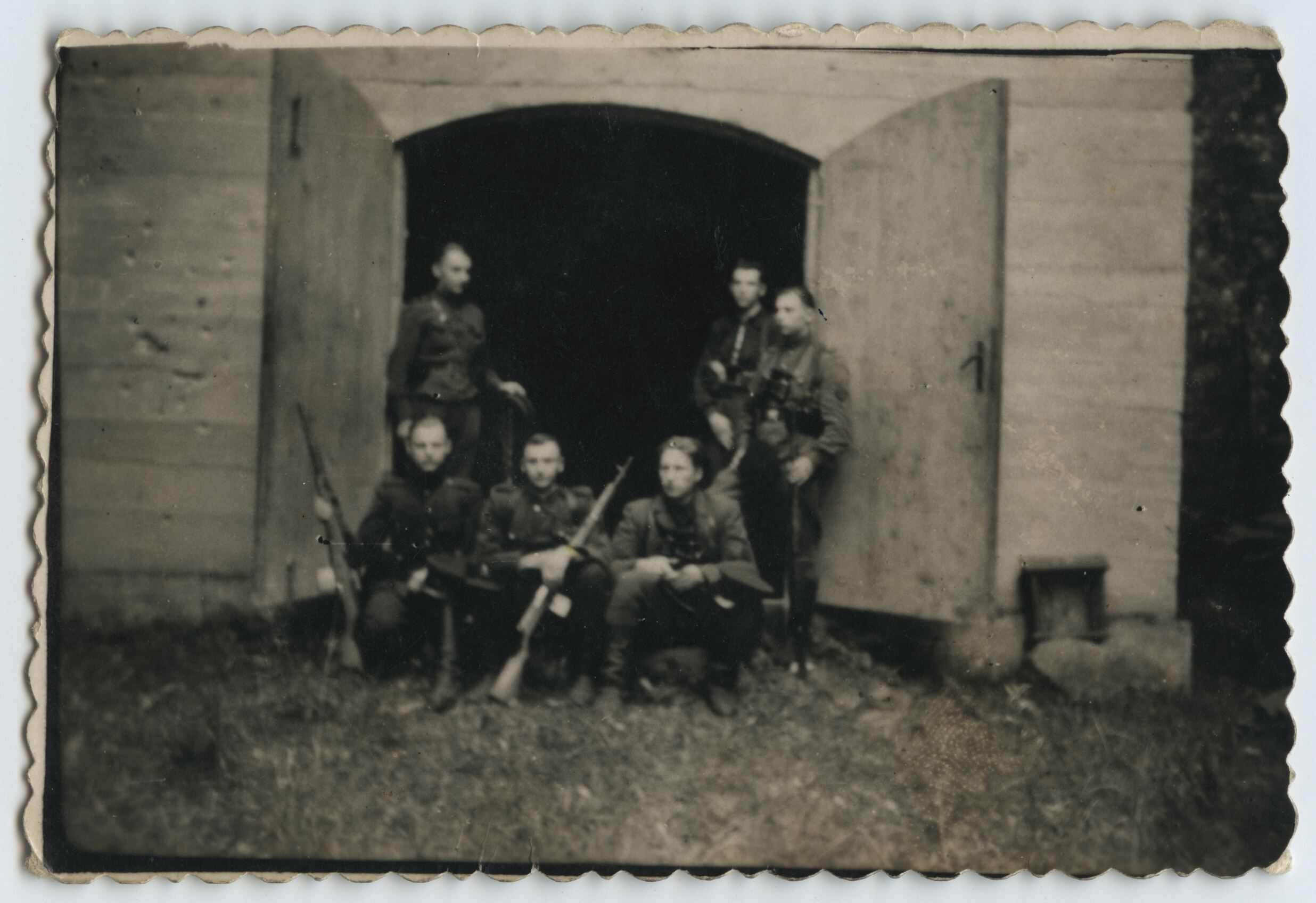 Nežinomas autorius, Grupė partizanų prie Mielaičių koplyčios