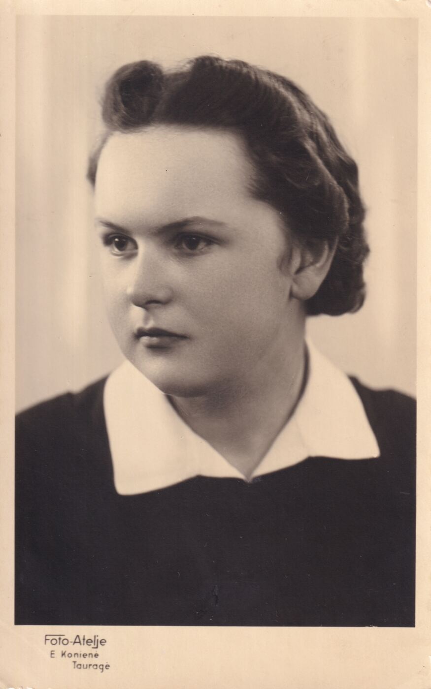 E. Konienė, Tauragės gimnazijos mokinė Irma Beršmonaitė