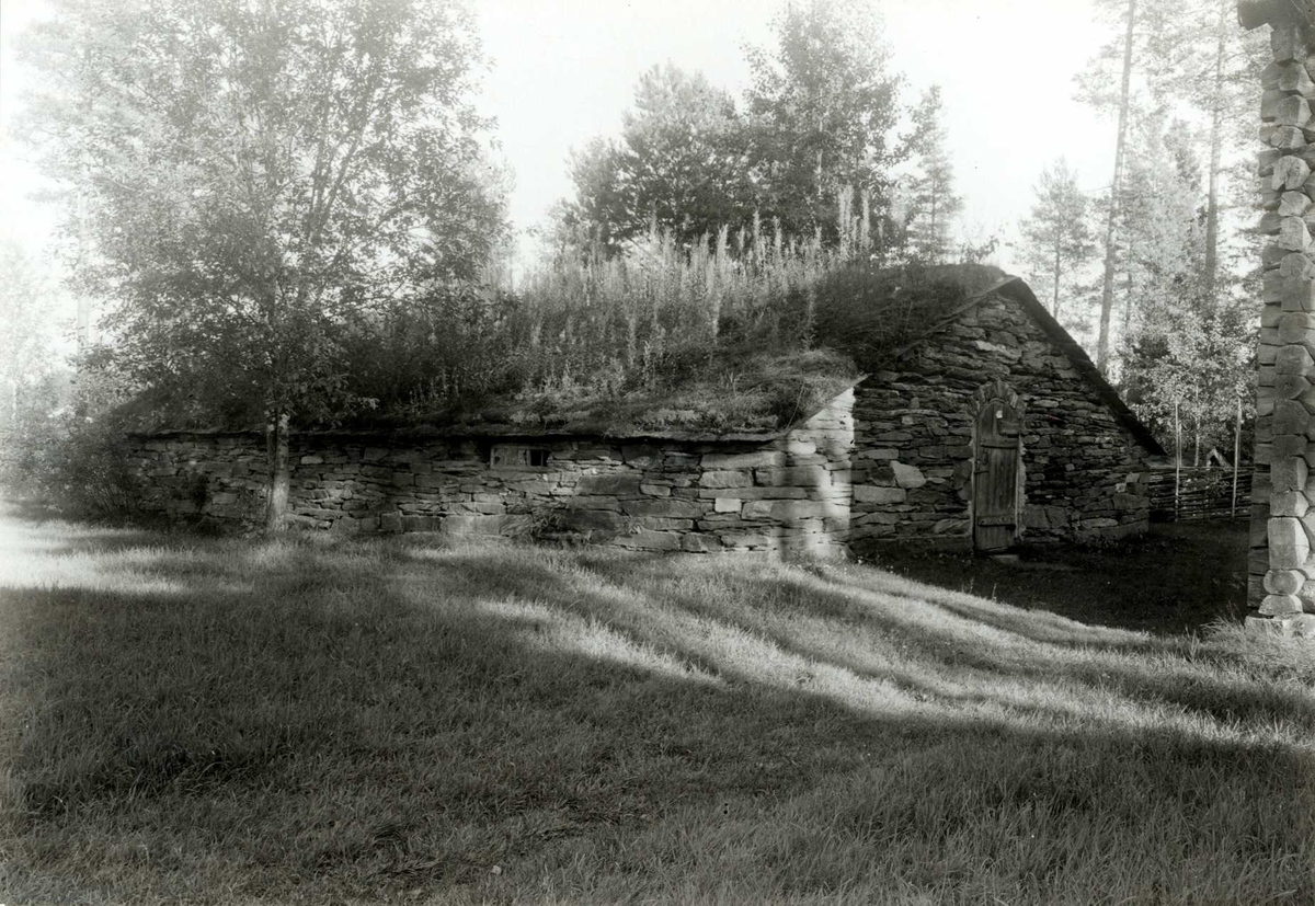 Gisle Midttun, Brennbakken, Tynset, Nord-Østerdal, Hedmark. Stenfjøs. Nå på Glomdalsmuseet.