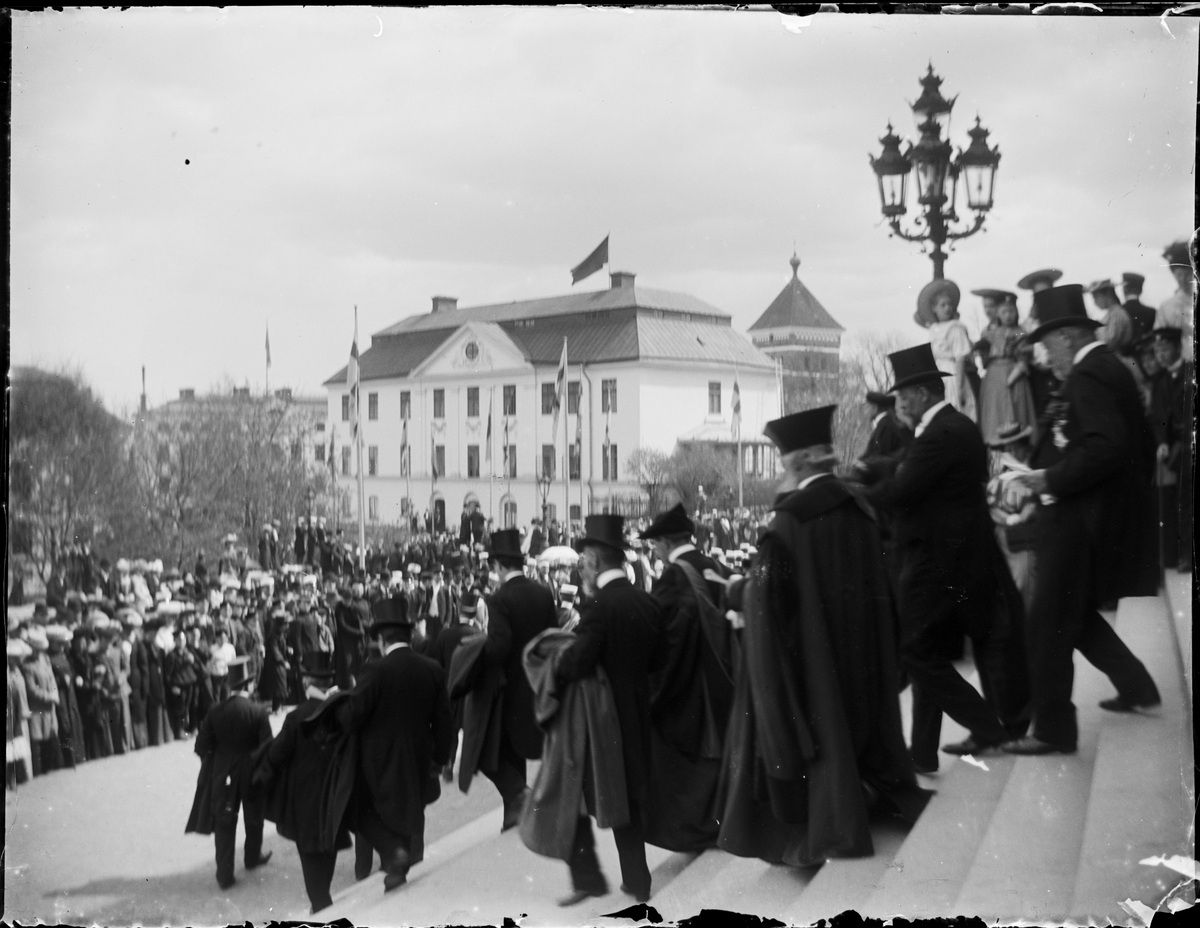 Okänd,, Herrar i hög hatt på Universitetshusets trappa, Uppsala