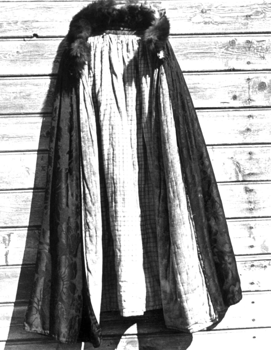 Anna Grostøl, Vattert, rynket kvinnekåpe med skinnkrave. Brekken, Røros, Sør-Trøndelag 1938.