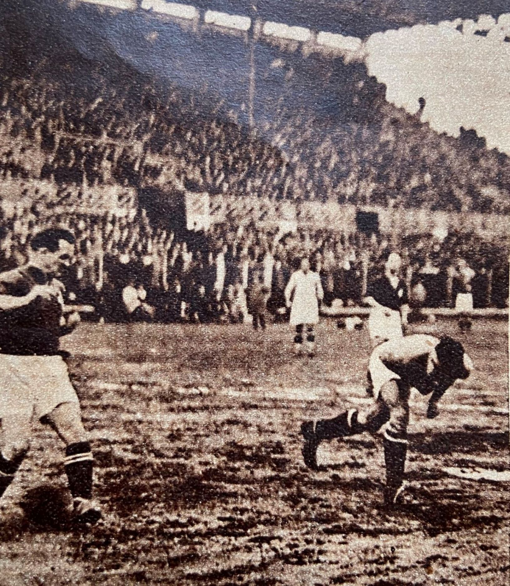 Unknown artist, Partita Italia-Svizzera: Bauchot, l'anziano, terzino svizzero devia a corner un tiro di Salustro