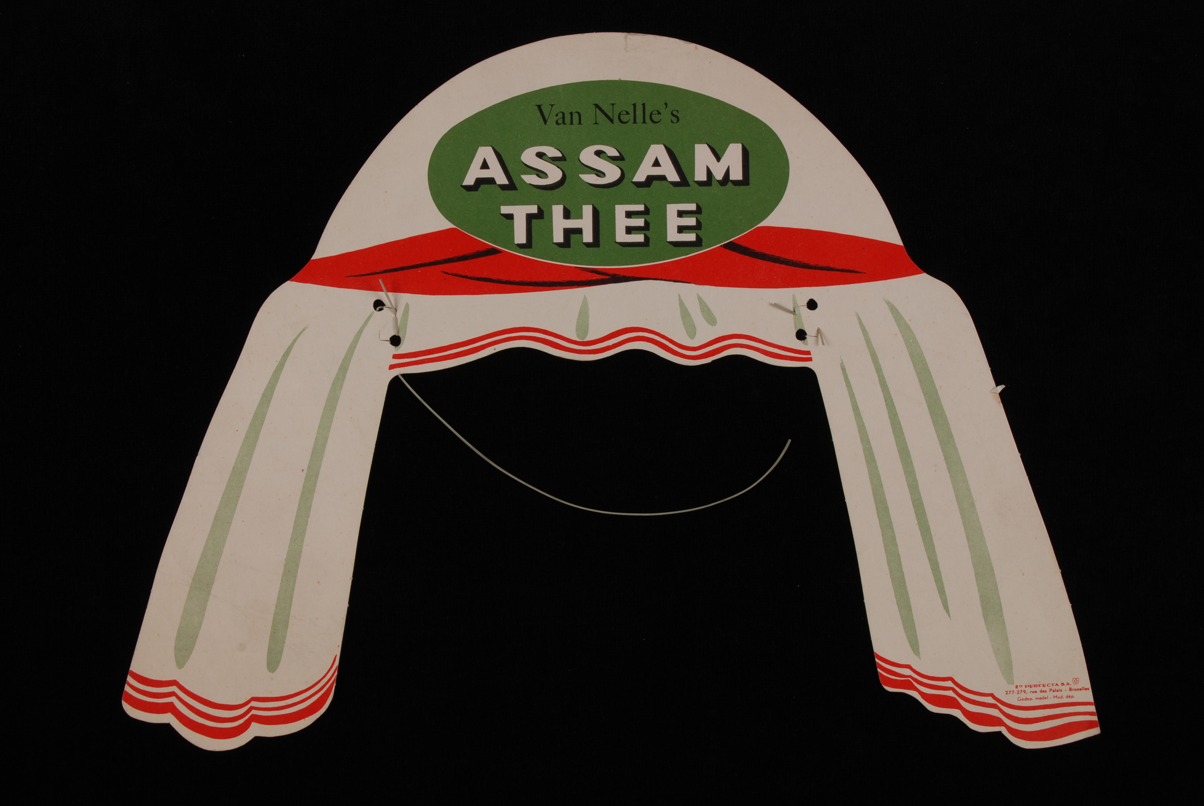 Erven de wed. J. van Nelle, Kartonnen tulband of hoofddoek met "ASSAM THEE" van Van Nelle