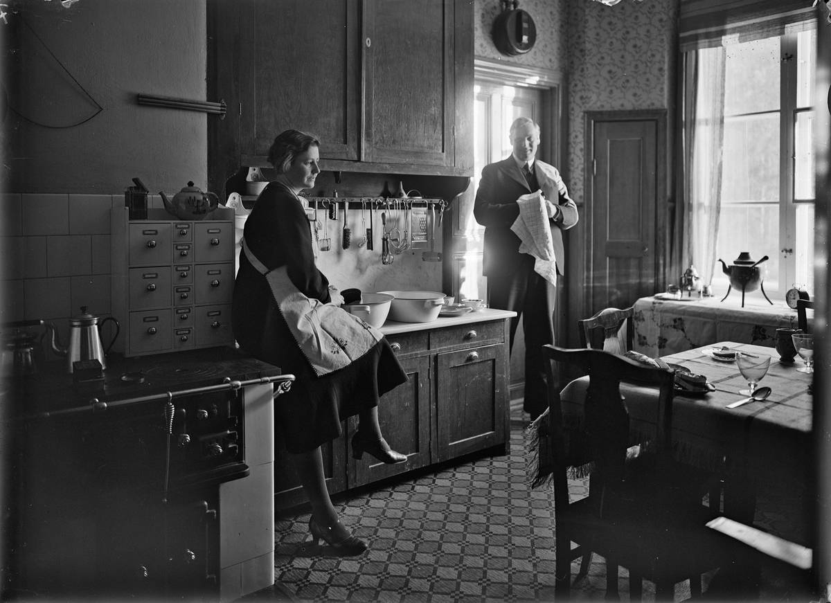 Paul Sandberg, Kvinna och man i kök, sannolikt Uppsala 1933
