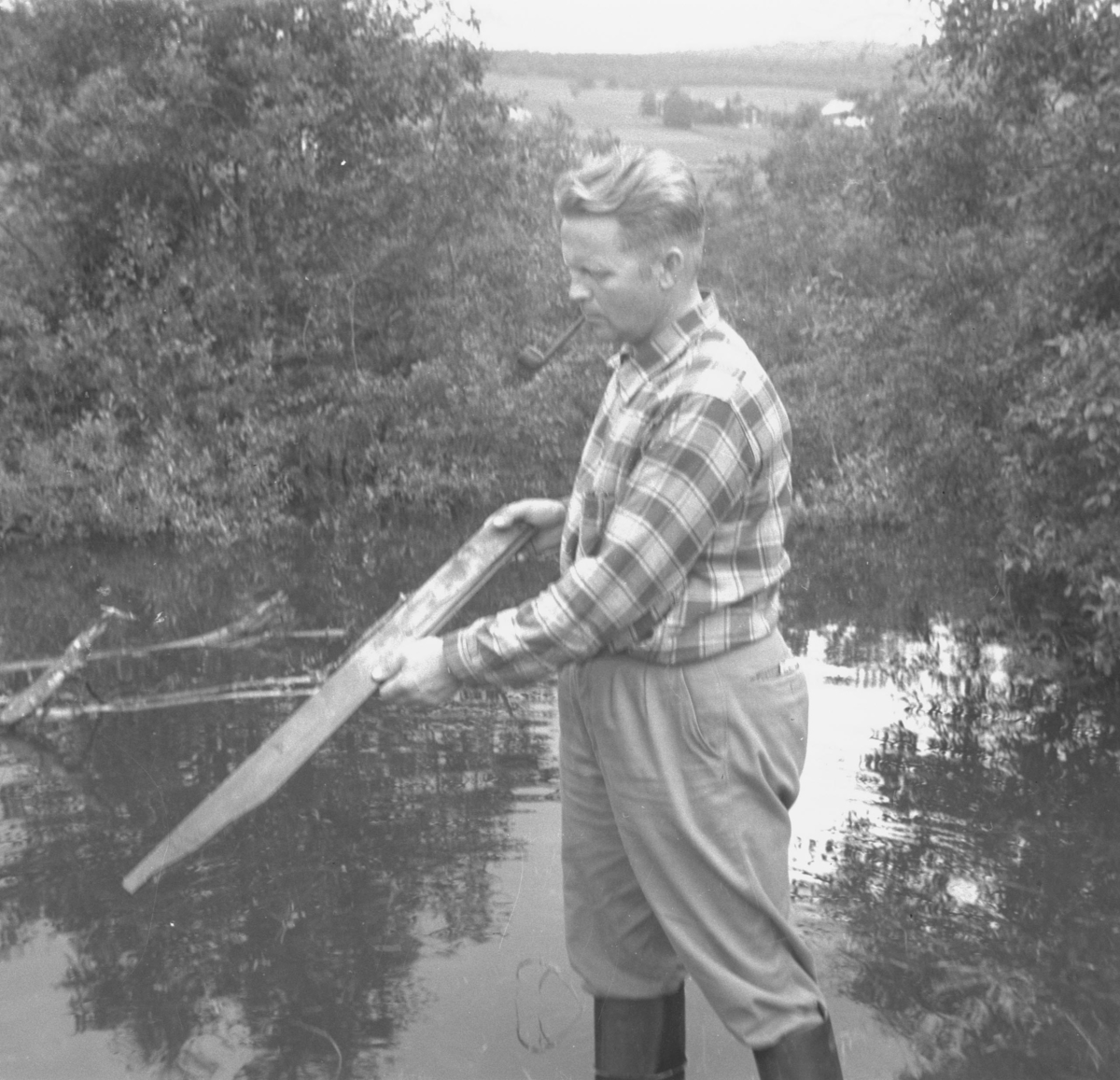 Per Magne Grue, Mann med planke i hånden, Flom, Campingplassen
