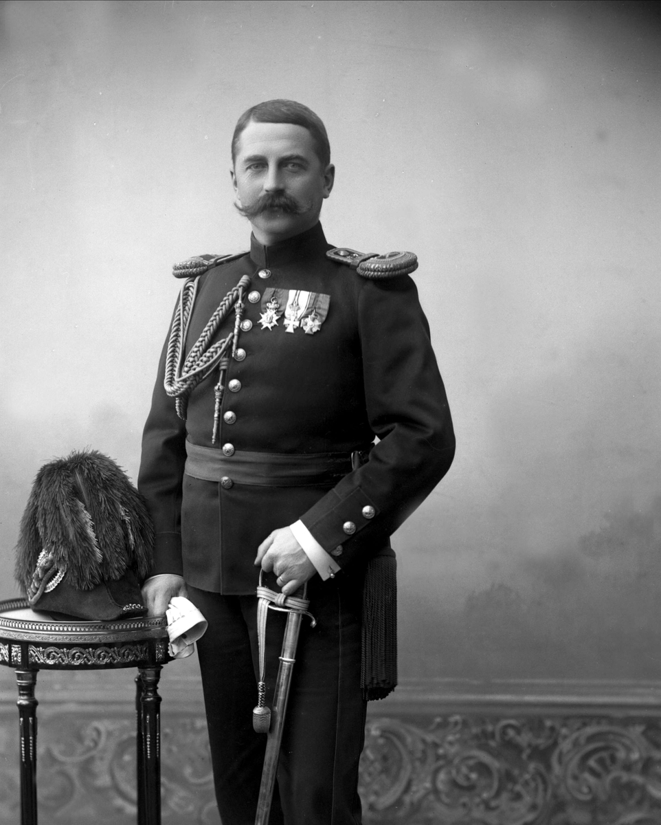 Gustav Borgen, Portrett, Ivar Aavatsmark i uniform.