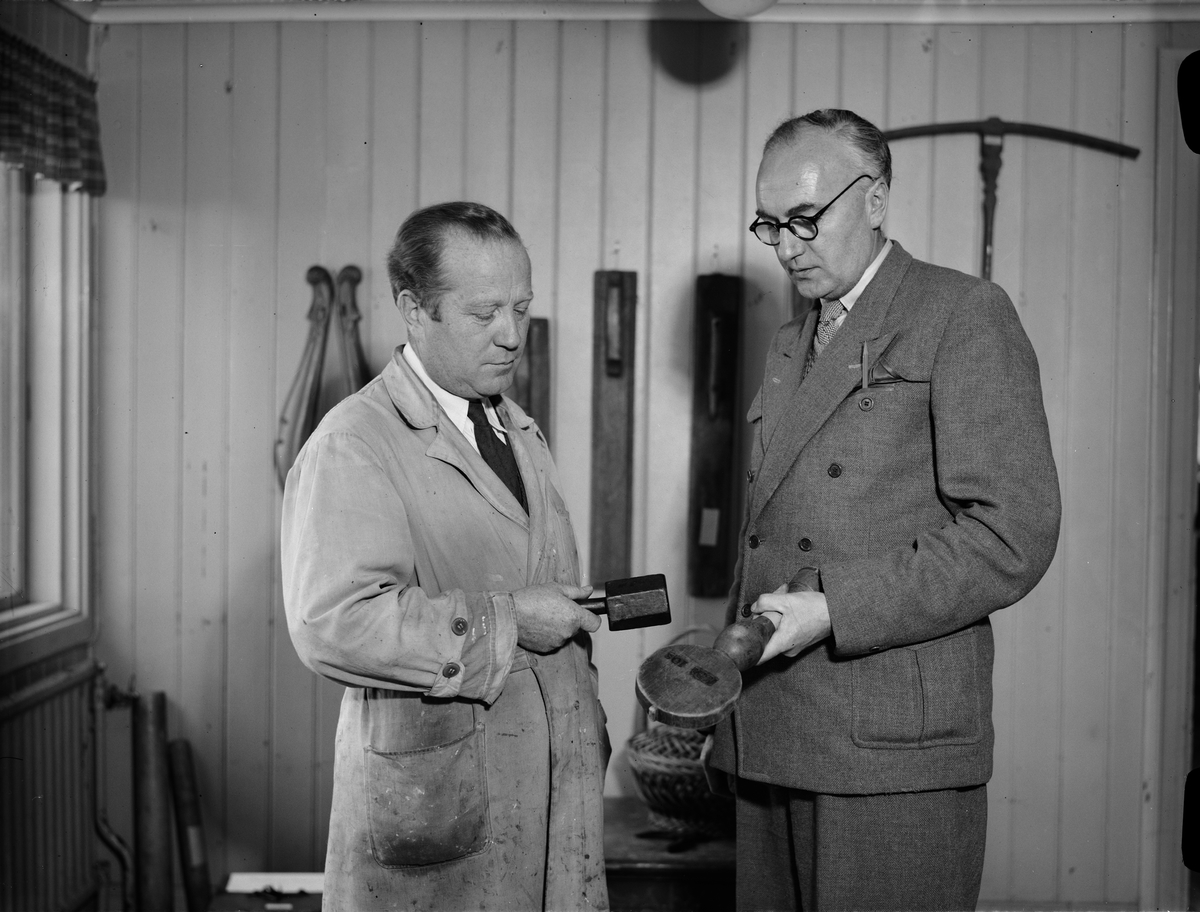 Paul Sandberg, Intendent Nils Ålenius och Sam Holmertz med föremål ur Upplandsmuseets samlingar, Uppsala 1948