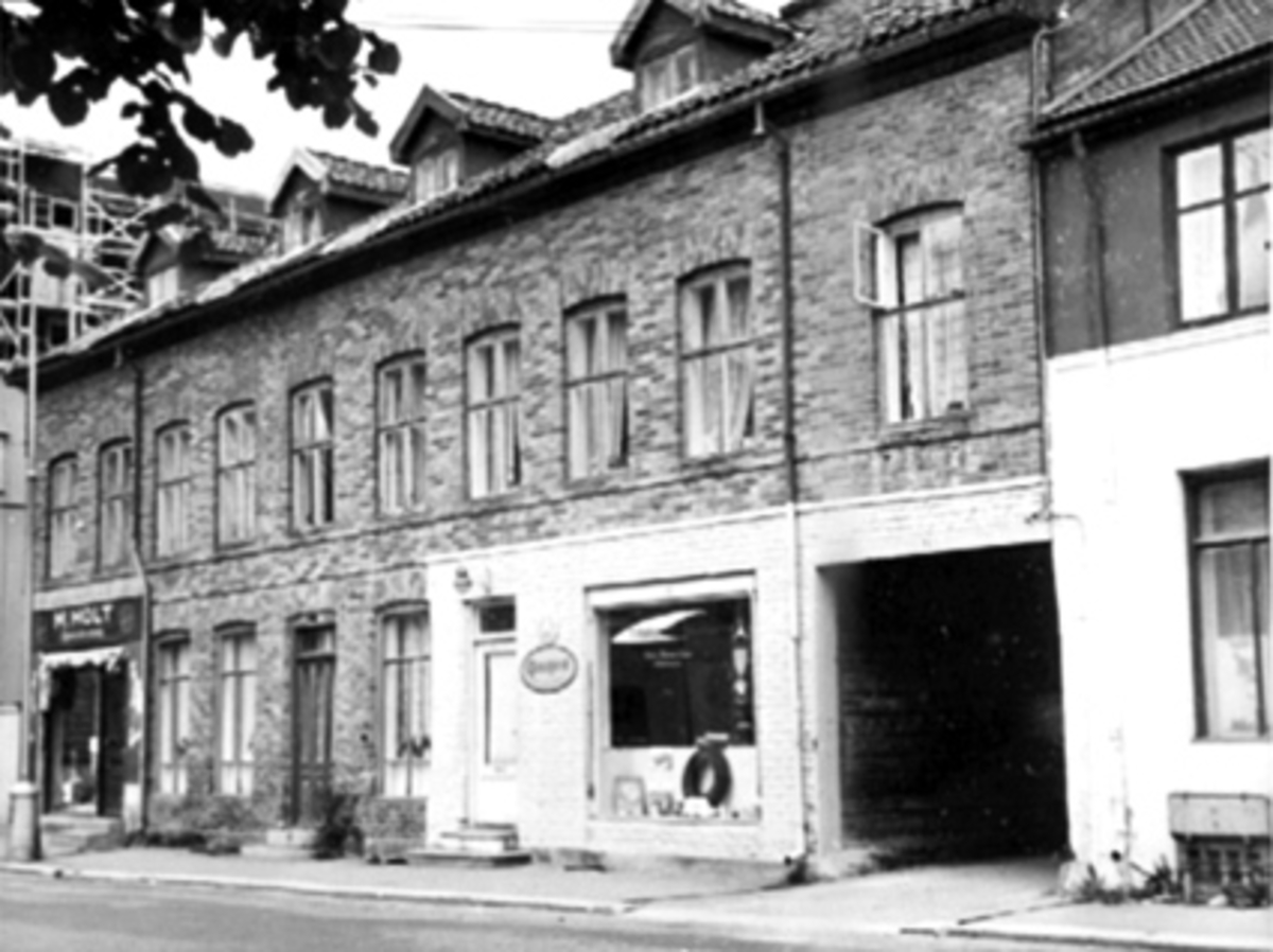 Anno Domkirkeodden, EKSTERIØR TORGGATA 91-93, FASADEN MOT STORTORGET, M. HOLT AGENTURFORRETNING, T. HOLUM (BILREKVISITA?)
