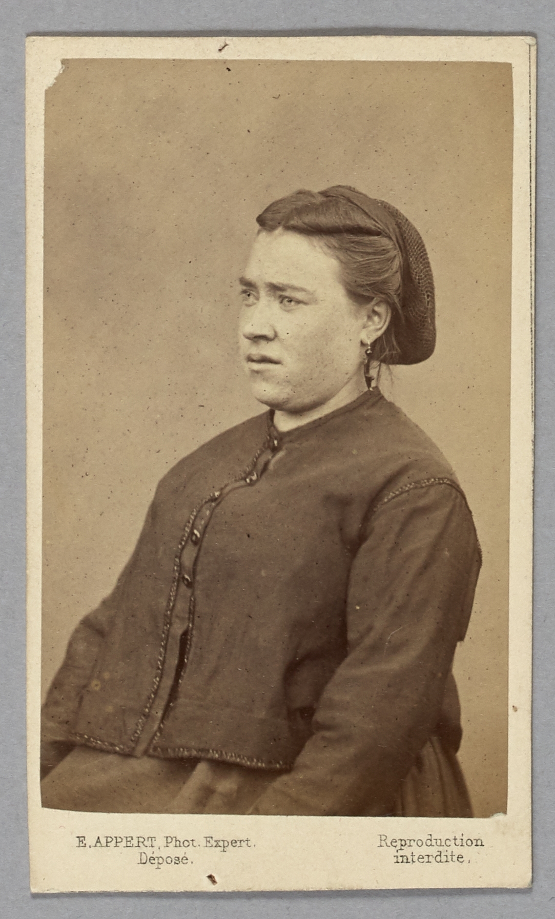 Ernest Charles Appert, Portrait de Loriau Louise, pris à la prison des Chantiers à Versailles. Commune de Paris, 1871.
