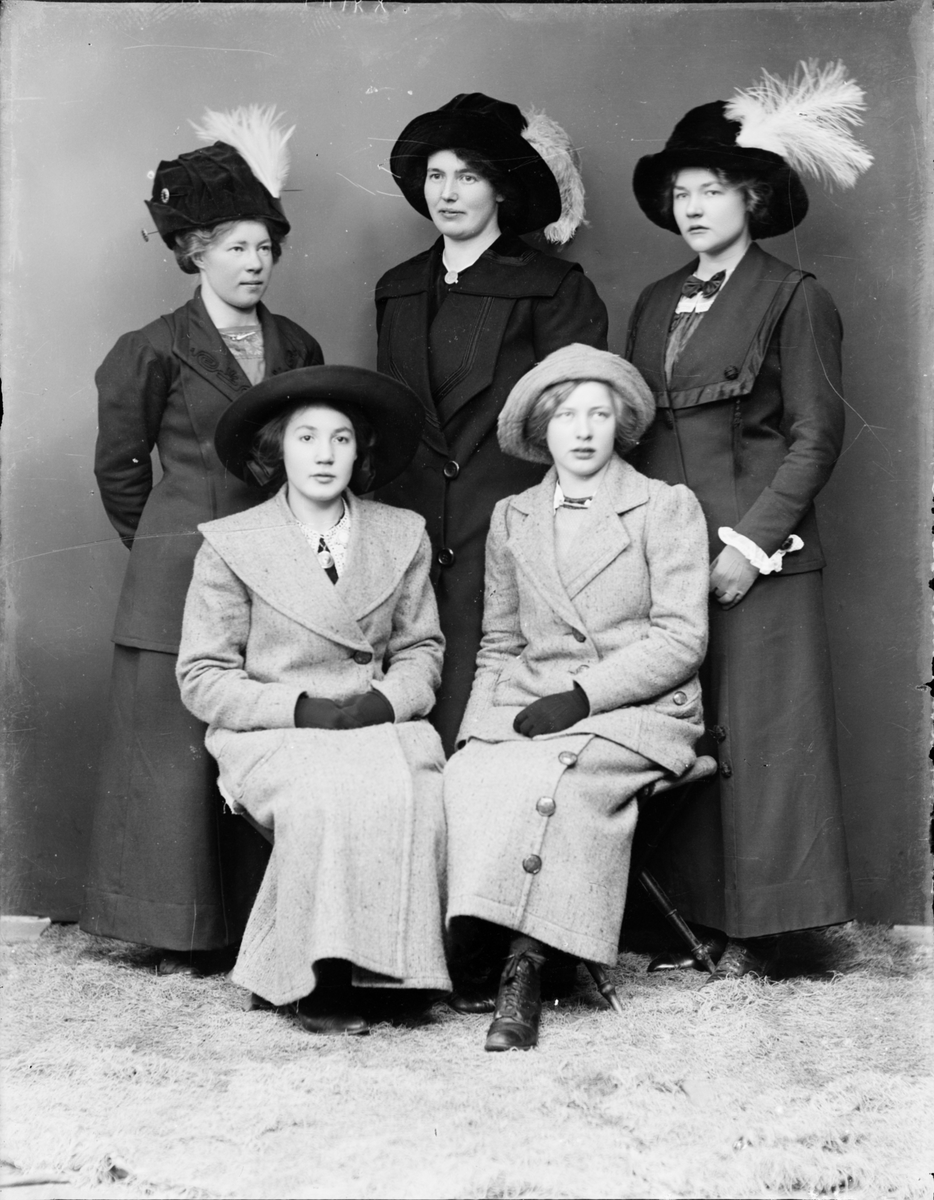 Skötsner-Edhlund, Fem kvinnor i ytterkläder och hatt, Östhammar, Uppland