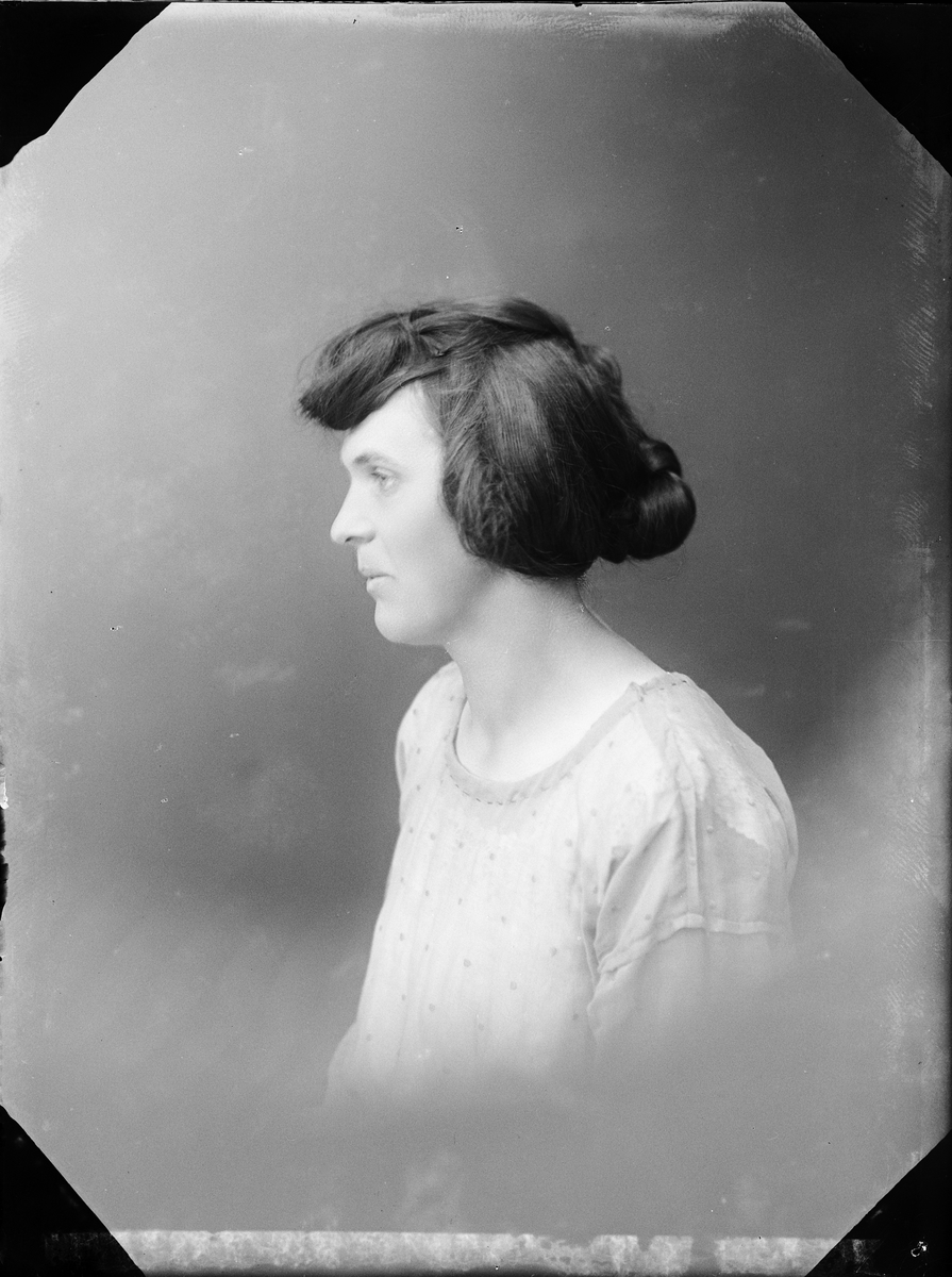 Skötsner-Edhlund, Ateljé portrait - Theresia Karlsson from Karlslund, Valö socken, Uppland 1923