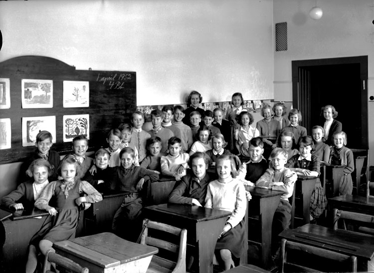 Sven Lindskog, Olaus Petriskolan, classroom interior, 33 schoolchildren with teacher Miss Clary Roos. Class 4Bb, Room 2.