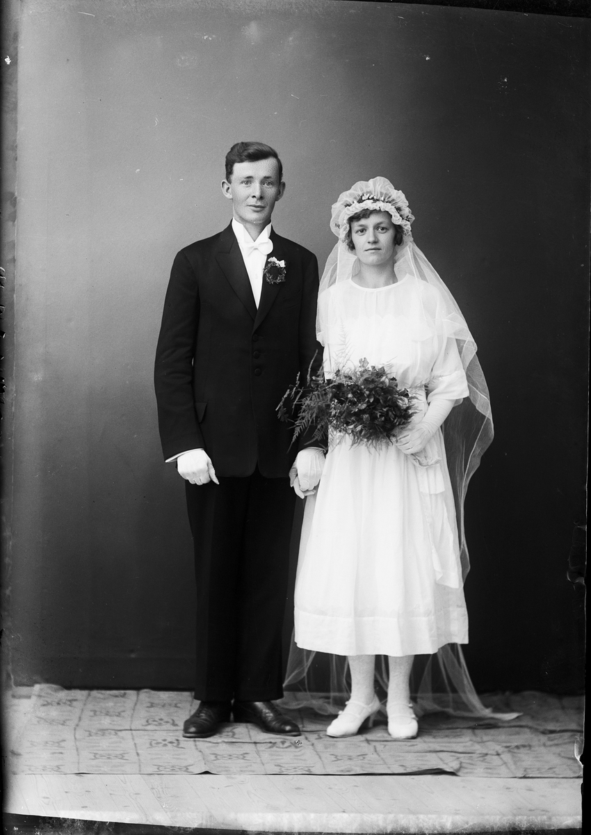 Skötsner-Edhlund, Brudparet Eriksson från Sandby, Hökhuvud socken, Uppland 1923