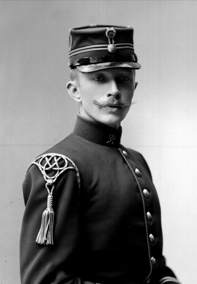 Gustav Borgen, Portrett, Eivind Jensen Eckbo, født 1873, i uniform som premierløytnant ved Trenkorpset som reglementert fra 1894 til 1910.