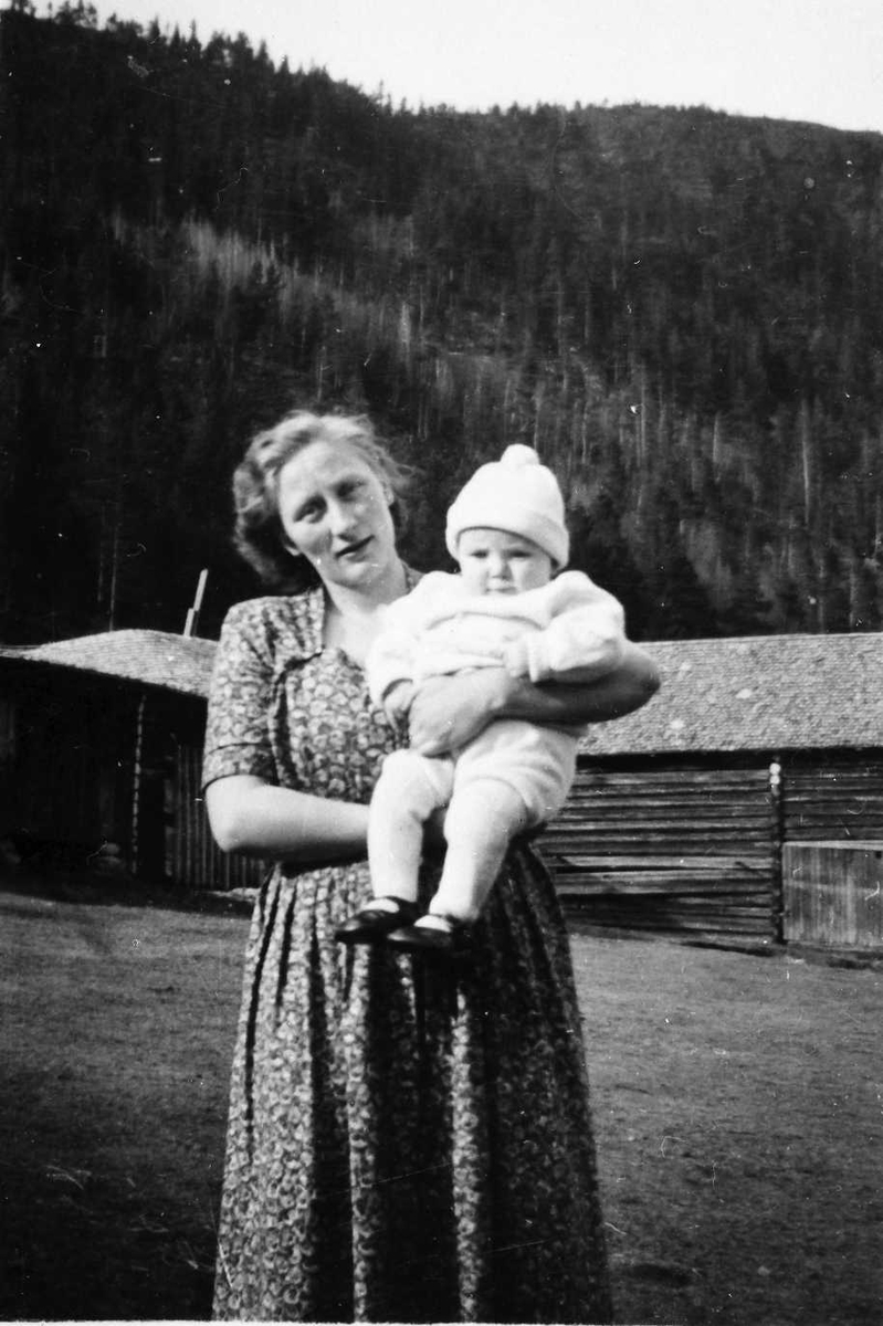 Rachel Haarseth, Kvinne og barn, klær.