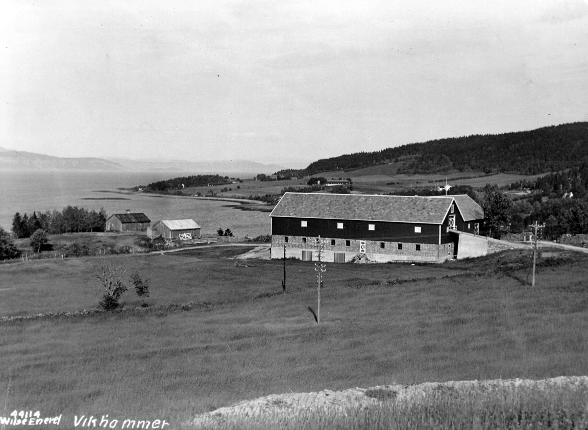 Anders Beer Wilse, Landskap med gårdsbebyggelse, Malvik, Sør-Trøndelag. Foran ses Saksvik nedre, gnr.2 br.1, i bakgrunnen Vikhammer.
