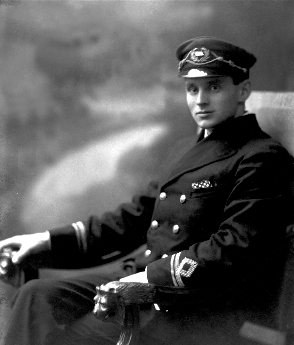 Gustav Borgen, Portrett, sjømann i uniform. Styrmann Erling Olsen.