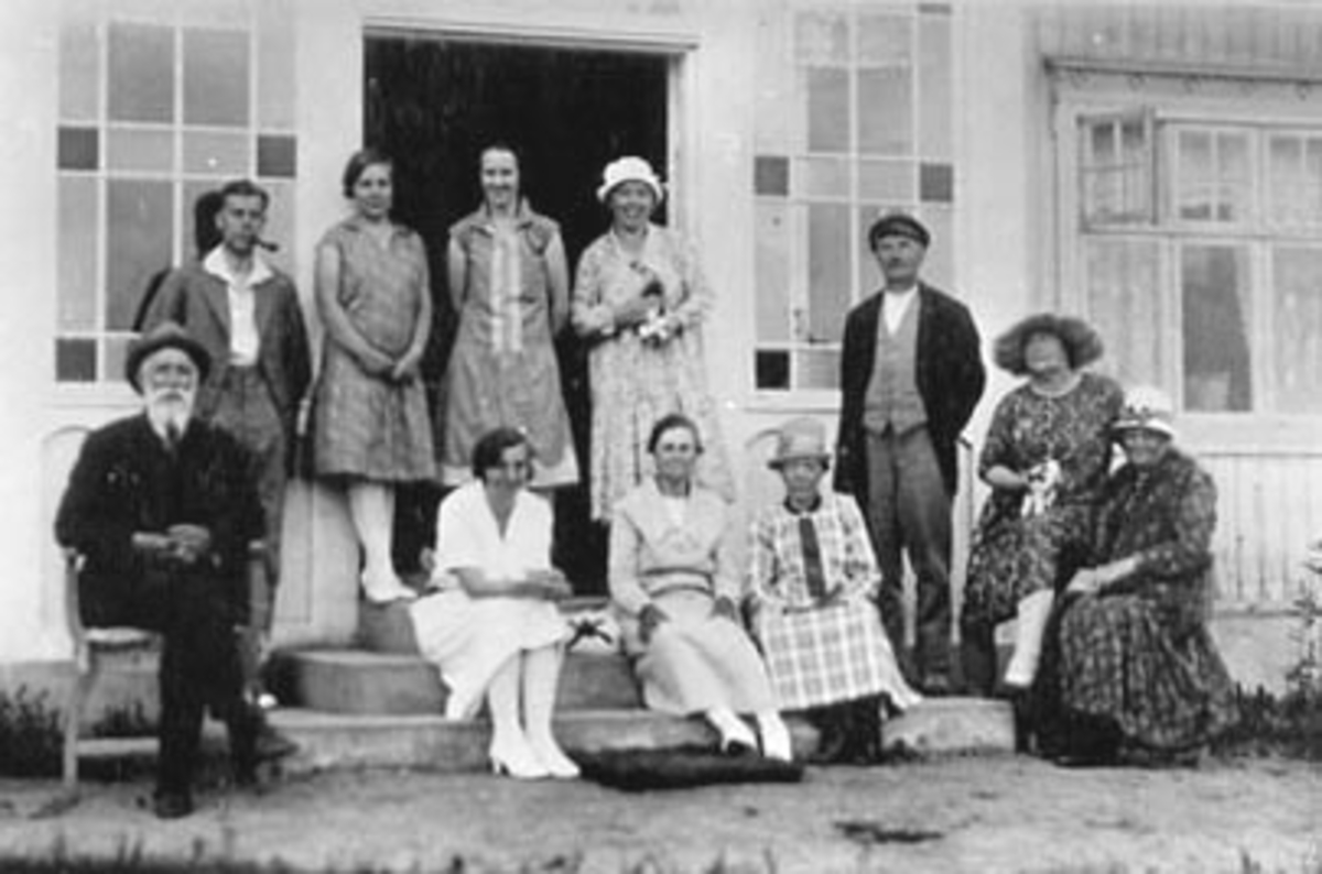 Anno Domkirkeodden, EKSTERIØR: HOVEDINNGANGEN SOLE PENSJONAT, VALLSET, GRUPPE: 11 FORAN, NIKOLAI WESTGÅRD MED SJÅFØRLUE DREV PENSJONATET, ESTER WESTGÅRD STÅR MIDT I DØRA, DE ANDRE ER GJESTER