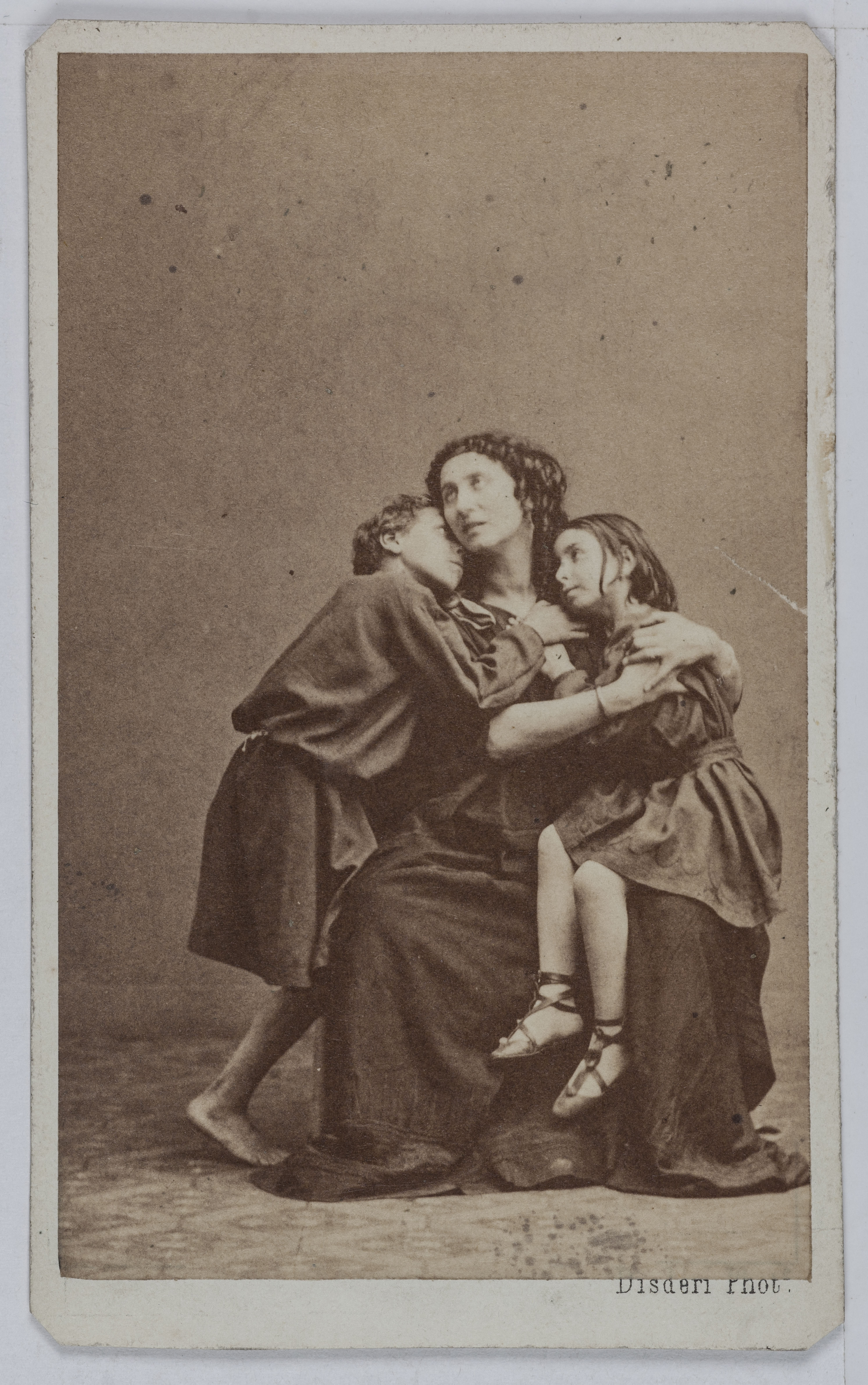 Disderi & Cie, Portrait d'Adélaïde Ristori (1822-1906), tragédienne italienne, dans Médée avec deux enfants.