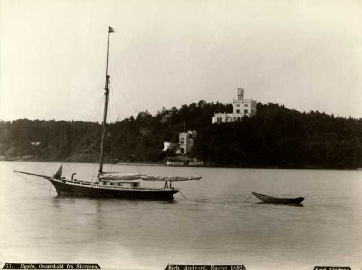 Axel Lindahl, Oscarshall, Bygdøy, Oslo. Huset sett fra sjøen med seilbåt i forgrunnen..