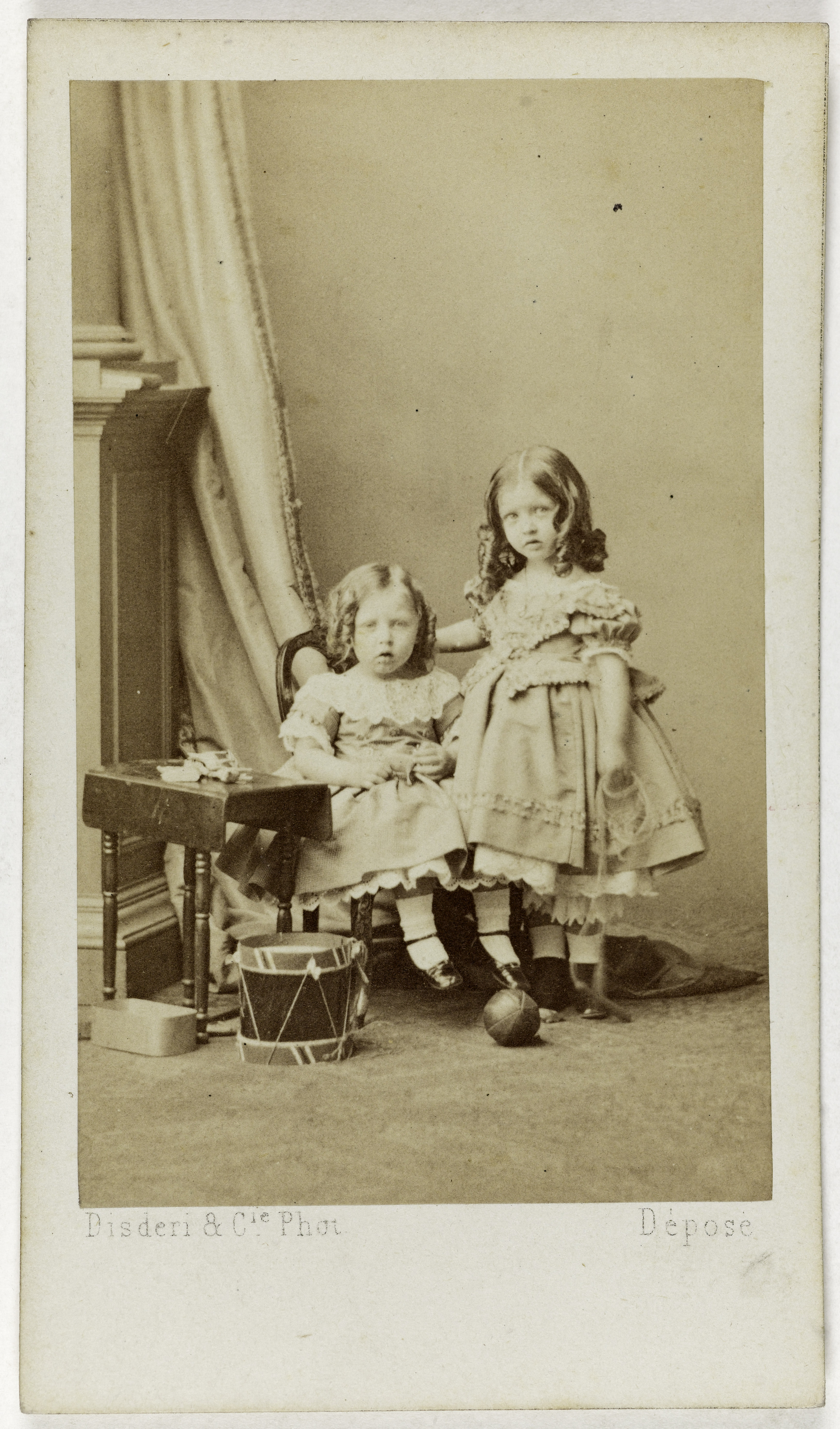 Disderi & Cie, Portrait des deux princesses Murat enfants, filles du Prince Joachim Murat et de la Princesse Louise Caroline de Wagram.
