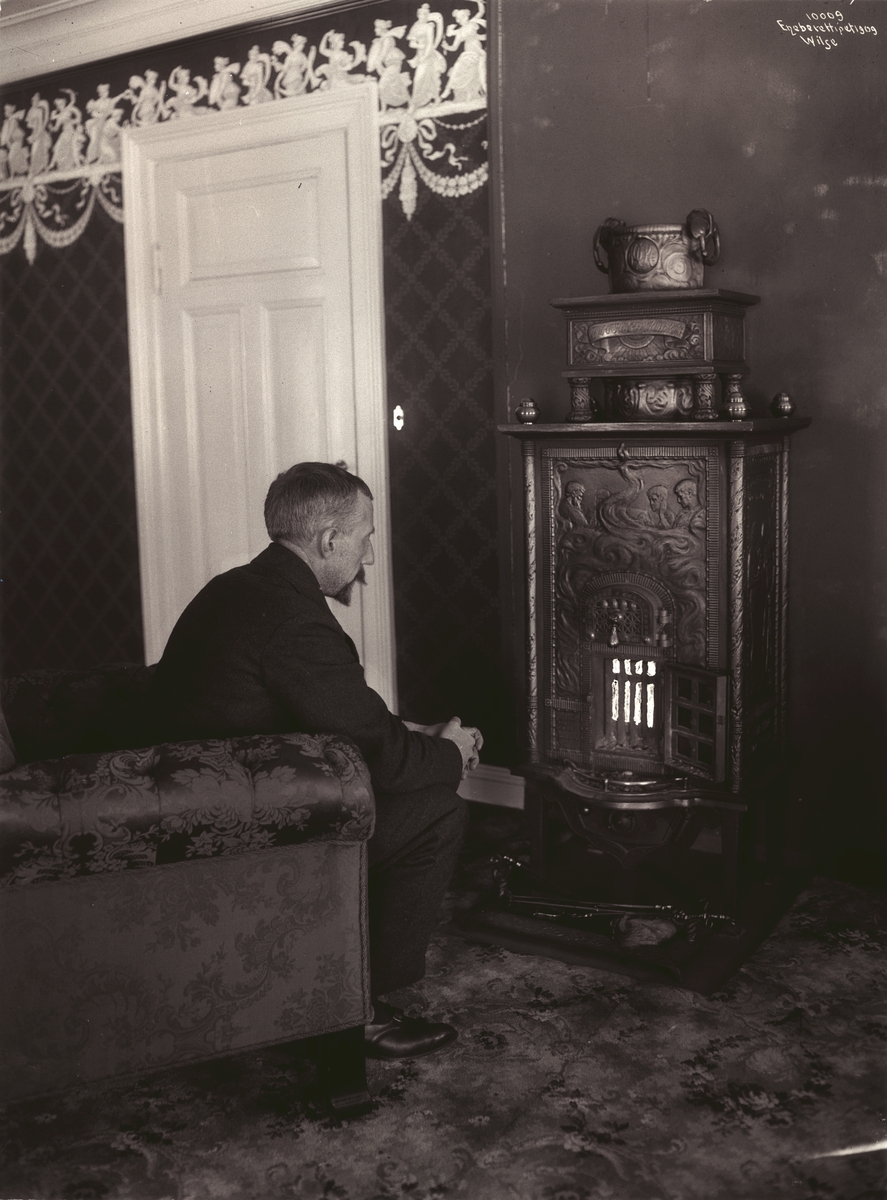 Anders Beer Wilse, Prot: Roald Amundsen sittende ved Kaminen 7/3 1909
