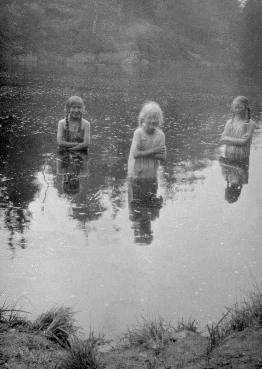 Anno Domkirkeodden, GR: 3 JENTER BADER I KLEVFOSDAMMEN, TIL V: MARI DYBDAL, TIL H:OLGA BAKKE G: ØSTLUND, BADEDRAKTER, ÅDALSBRUK Løten.