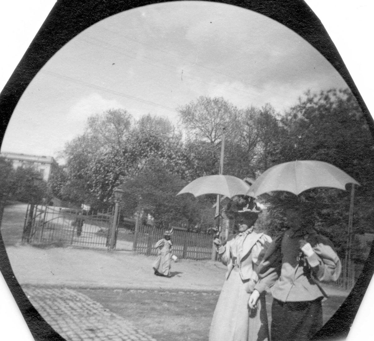 Fredrik Carl Mülertz Størmer, Frøknene L´Orange, døtre av general L´Orange, spaserer i gate langs park.