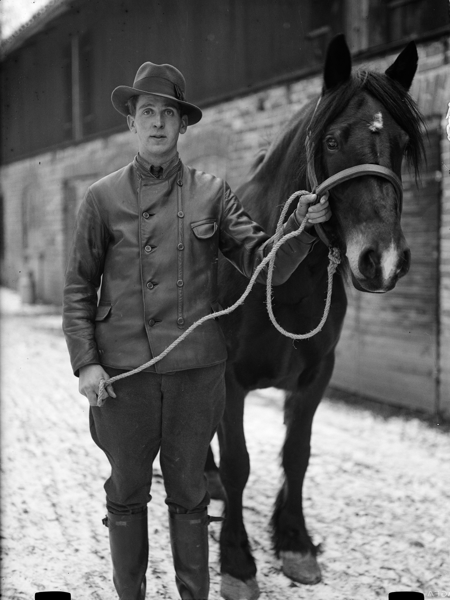Paul Sandberg, "J.U.F.-tävlan i hovbeslag" i Lytta, Bälinge socken, Uppland januari 1935. Vinnaren Uno Andersson från Viksta JUF