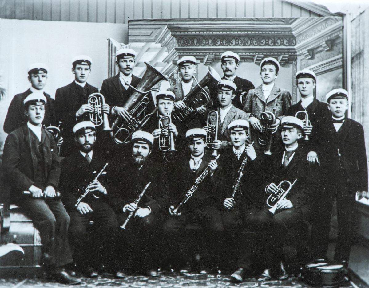 Anno Domkirkeodden, GRUPPE 16. MENN, MUSIKERE MED INSTRUMENTER, OLUF MELVOLDS MUSIKKFORENING, FORAN FRA VENSTRE: ALF ANDERSSEN, MIKKEL KRISTIANSEN, OLUF MELVOLD, SKREDDDER SANDVOLD, OSKAR BJERKE OG KJØPMANN GÅRDER, BAK FRA VENSTRE: RIKKARD GULBRANDSEN, LARS NORDRUM, KNUT ERIKSEN, LOUIS MONSEN, M. NYBORG, P. GRANRUD, K…