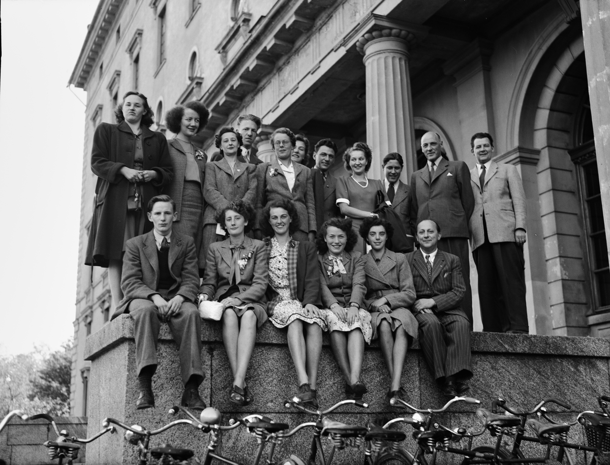 Paul Sandberg, "Unga engelska kooperatörer på upsalabesök i går", Carolina Redivivas trappa, Uppsala september 1947