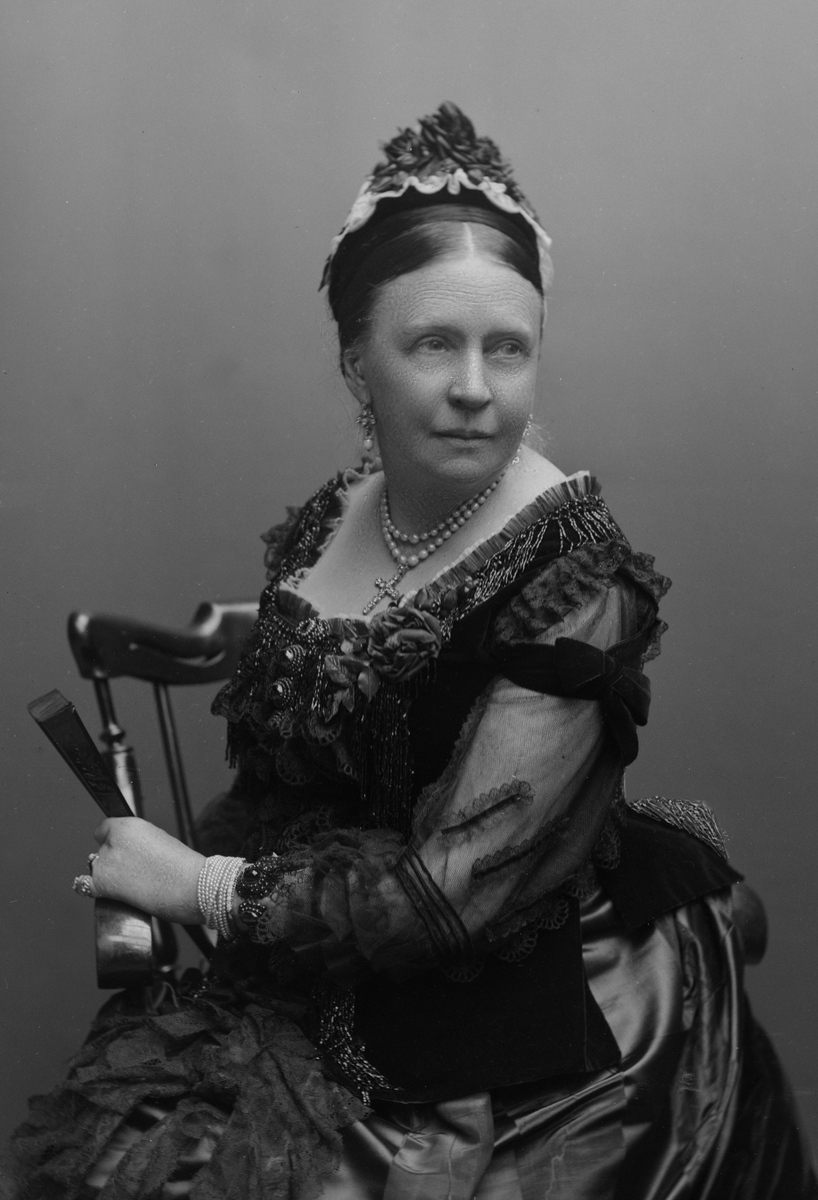 Maria Tesch, Porträtt Fotograferad i Maria Teschs ateljé som fanns i Linköping åren 1873 - 1936. Digitaliserad efter original glasnegativ som förvaras på Stiftsbiblioteket /Linköpings stadsbibliotek.