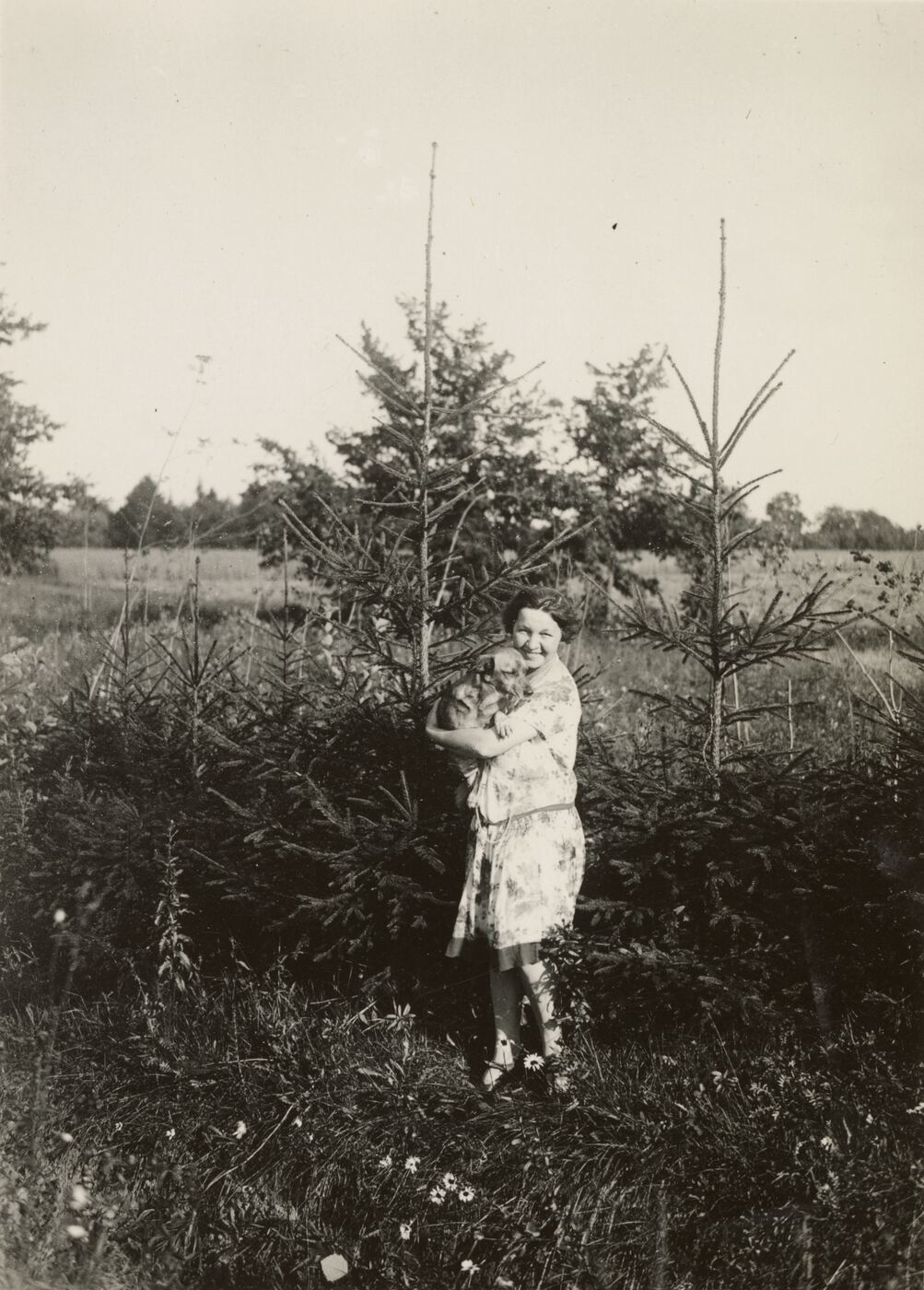 Nežinomas fotografas, Honorata Ivanauskienė su augintiniu Obelynėje