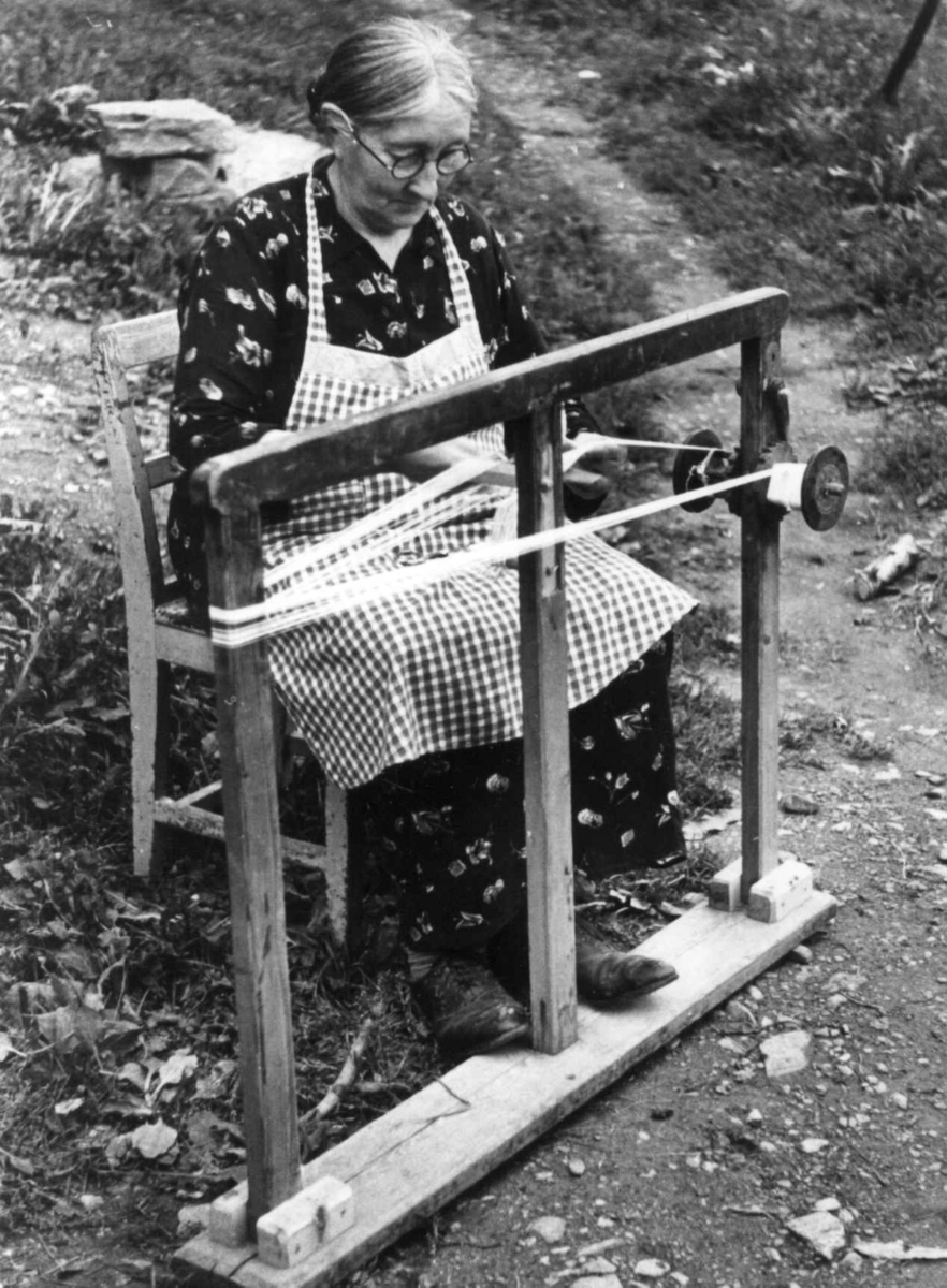 Anna Grostøl, Odnes Land, Oppland 1938. Petra Hagen sitte ved båndvev.