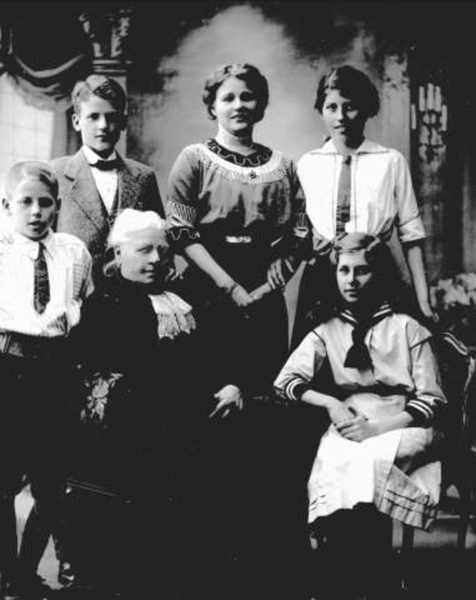 Gustav Borgen, Gruppeportrett, fru Baker Hansen Senior med barnebarn.