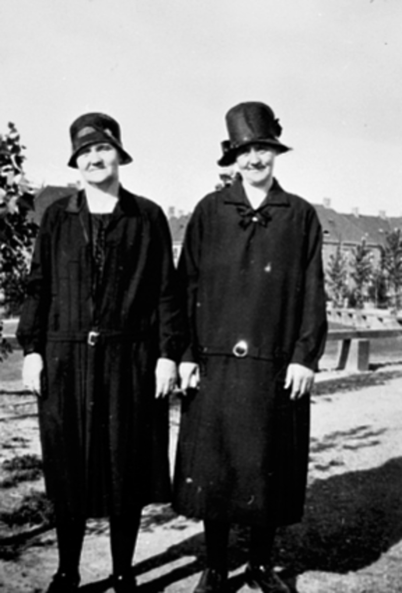 Anno Domkirkeodden, GRUPPE 2 DAMER MED HATT, OLGA EVENSEN OG FRU OTERHOLDT