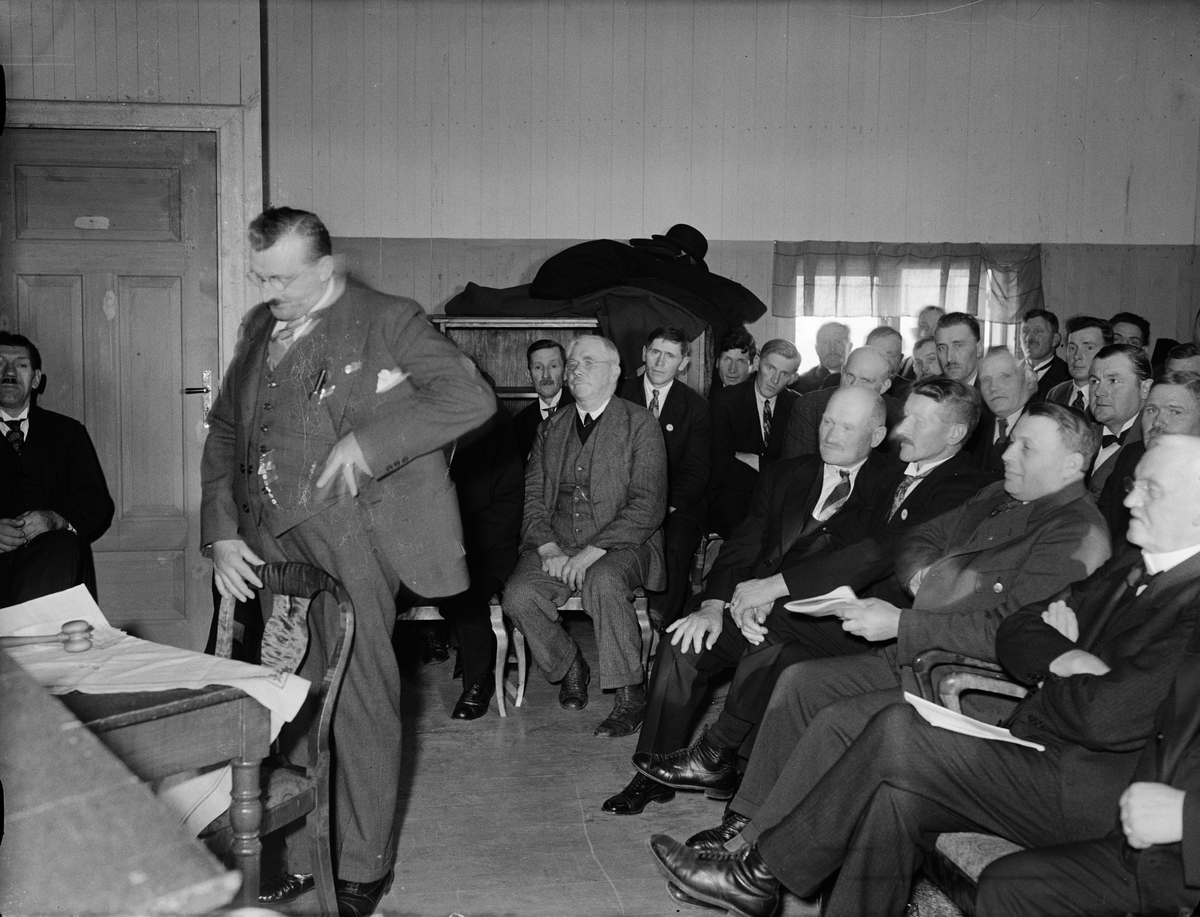 Paul Sandberg, "Arrendatorer Upland runt besluta organisera sig vid Alundamöte" - landstingsman Olsson från Skärplinge har ordet på mötet i Alunda Ordenshus, Uppland 1933