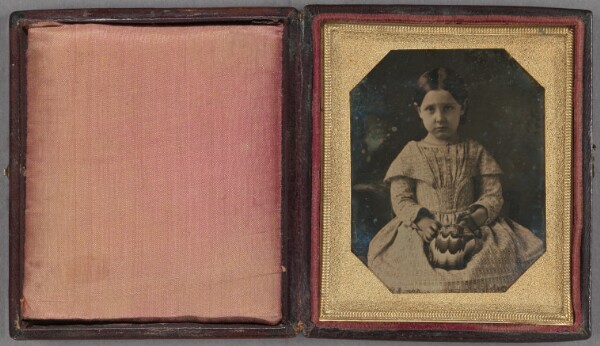 Unknown, [Portrait of a little girl seated, holding her purse]