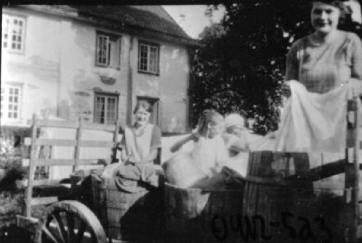 Anno Domkirkeodden, Vaskedag på Myhr, Nes, Hedmark. Fra venstre er Petra Sandbakken f.1907, Alma Johansen Bjørkvold f.1866, datter til Alma og en hushjelp fra Valdres.