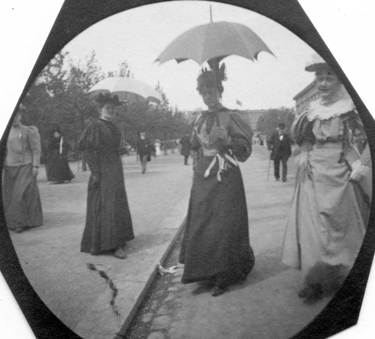 Fredrik Carl Mülertz Størmer, Mennesker spaserer langs Karl Johans gate, Oslo, Muligens frk. Sigrid Lous til høyre.