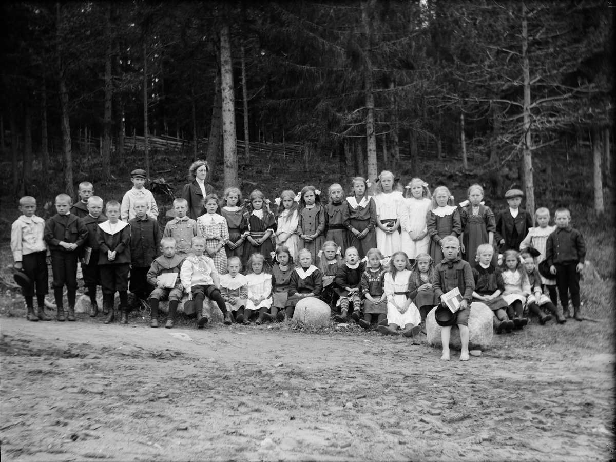 Josef Ärnström, Sannolikt Nora Ärnström med skolklass