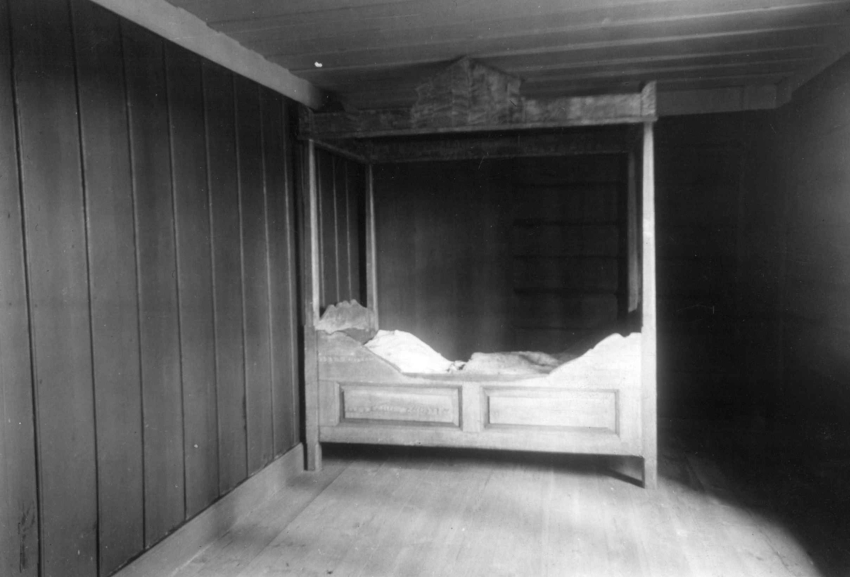 Gisle Midttun, Mobler, Seng