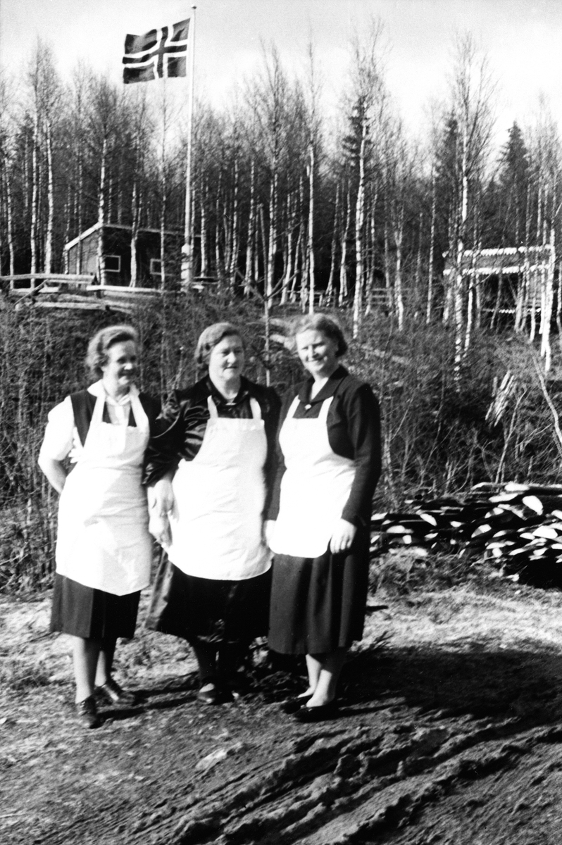 Anno Domkirkeodden, NORDSVEEN, BEGRAVELSE ETTER JULIE NORDSVEEN, TRE SERVERINGSDAMER: UKJENT, HILDA PETERSBAKKEN, ELLEN GJØRSLIE