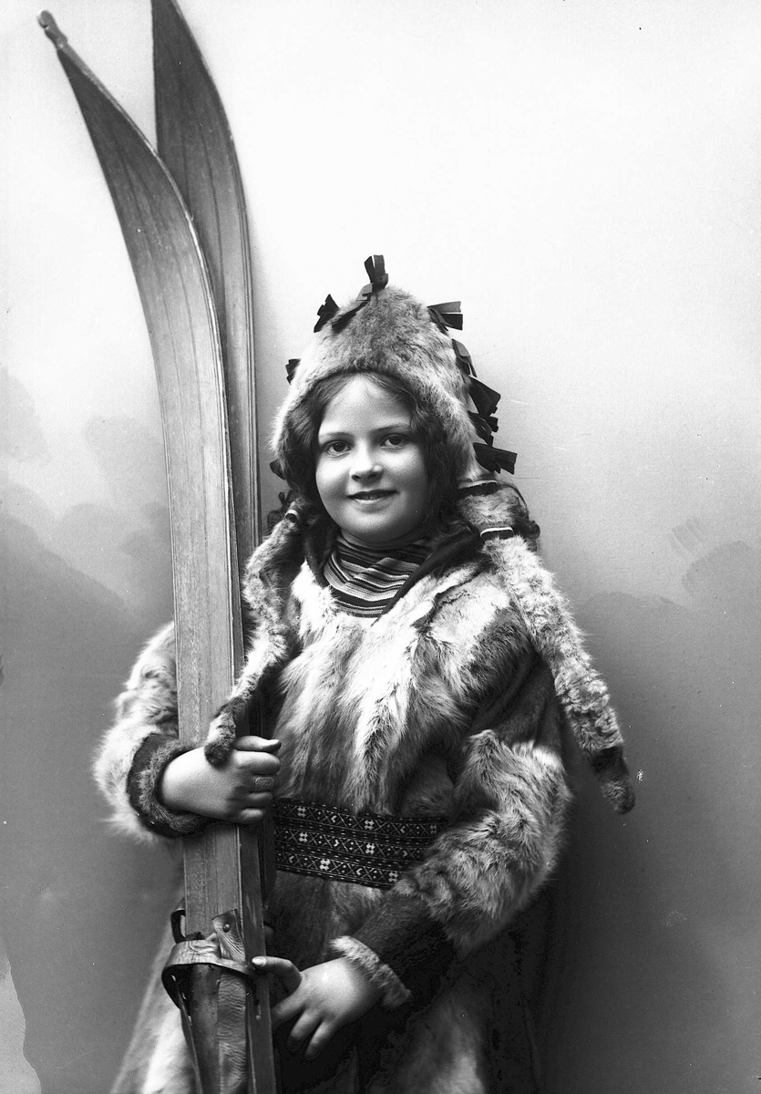 Solveig Lund, Pike i sameliknende drakt med pesk, skinnlue og ski.