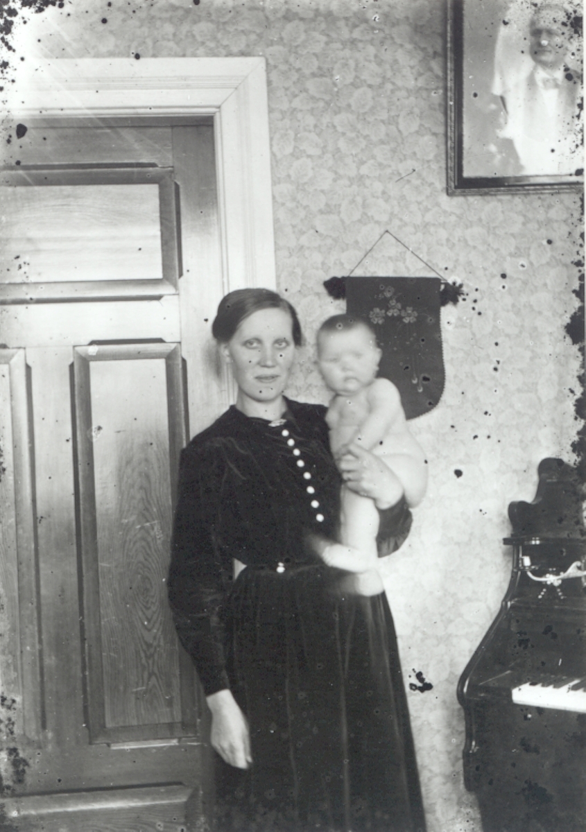 Emil Karlsson, Anna Elisabeth (Lissa) Nilsson, född 1891-05-29 död 1970-09-16 med dottern Alva, född 1919-11-04 gift, Kjellin, död 1969-12-17. Alva var det fjärde barnet i syskonskaran på tio (Fem flickor och fem pojkar).
