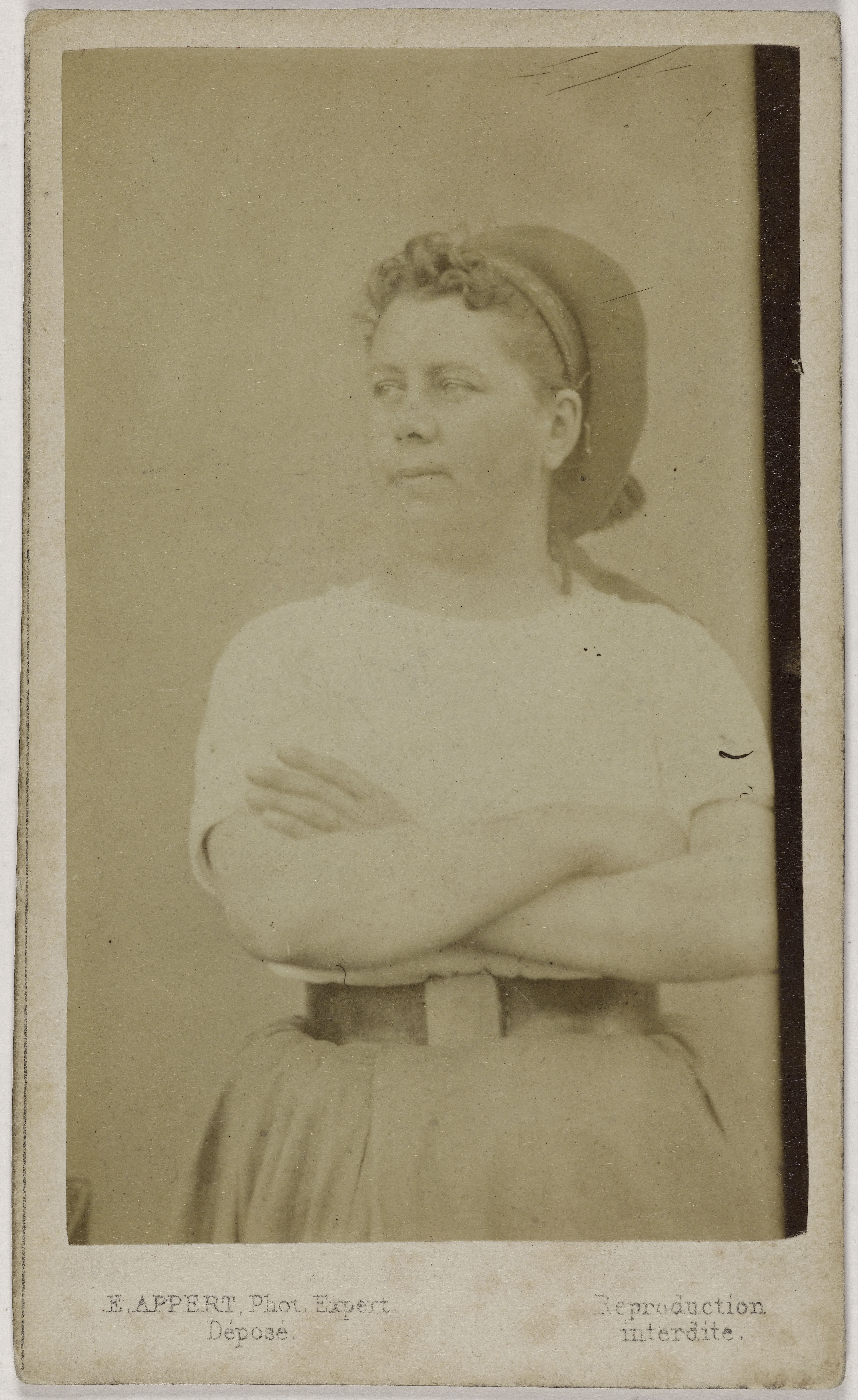 Ernest Charles Appert, Portrait d'Aurore Hortense David (née Machu), brossière et cantinière, pris à la prison des Chantiers à Versailles. Membre de la Commune de Paris en 1871.