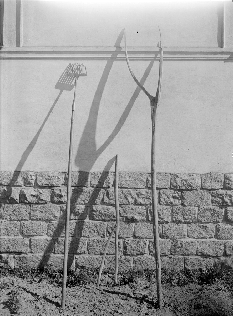 Paul Sandberg, Fishing gear and agricultural objects at the Biological Museum, Skolparken, Uppsala