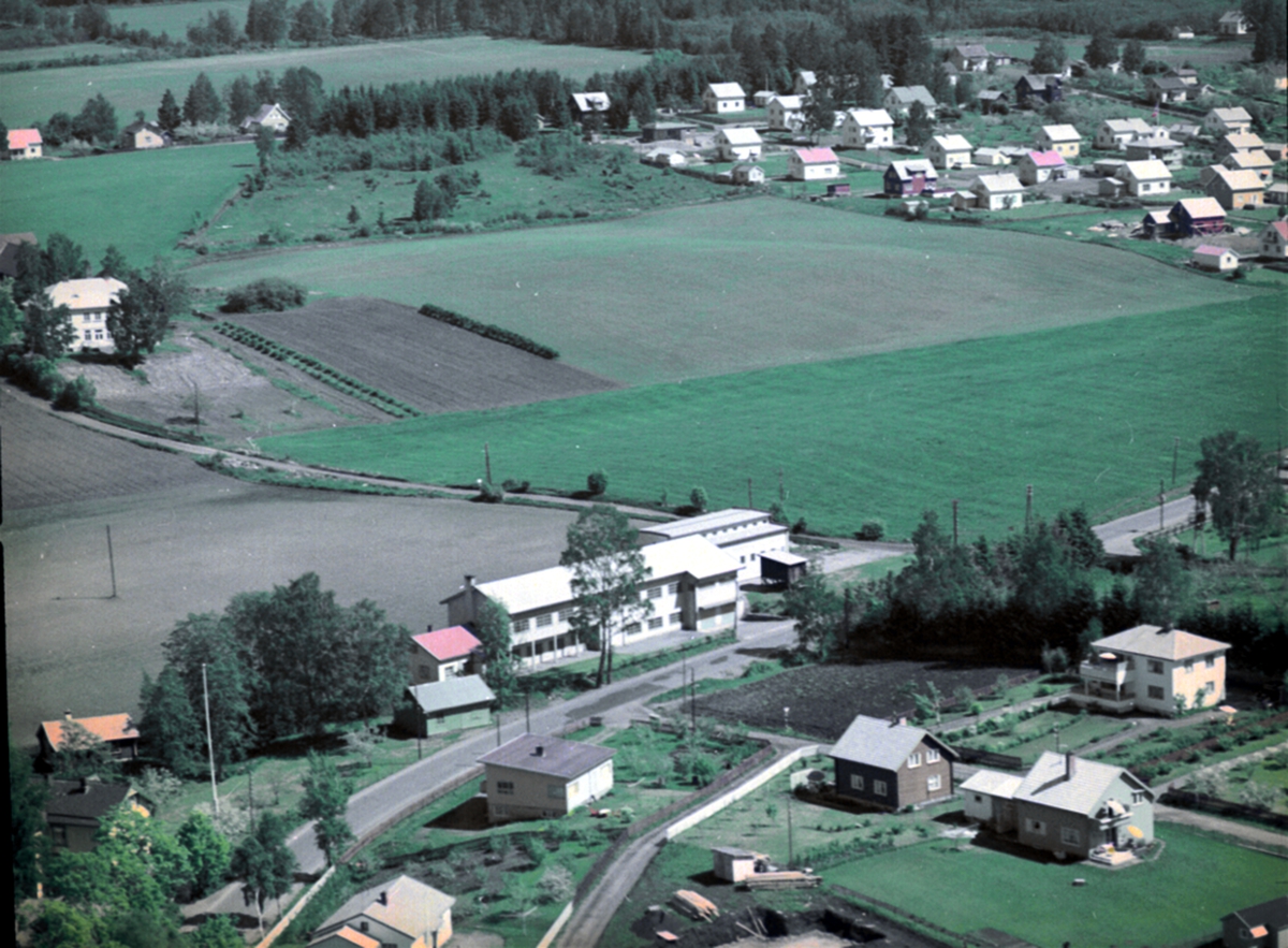 Widerøes Flyveselskap A/S, FLYFOTO, BOLIGBEBYGGELSE LANGS RIKSVEG 222, SOLLUX FABRIKKER, BEKKELAGET
